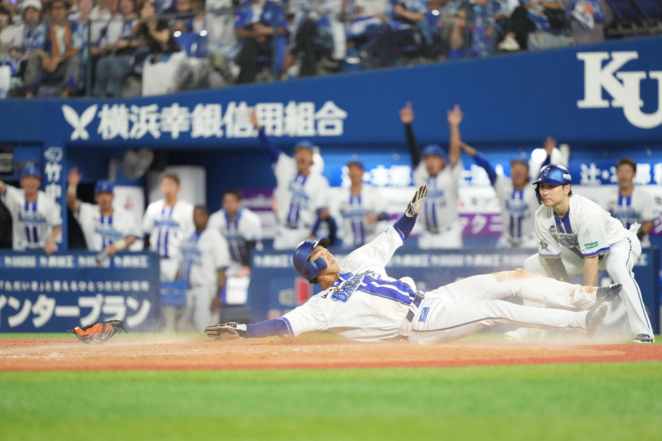 DeNA対巨人　3回裏DeNA1死三塁、蝦名の犠飛で生還した梶原（撮影・井上学）