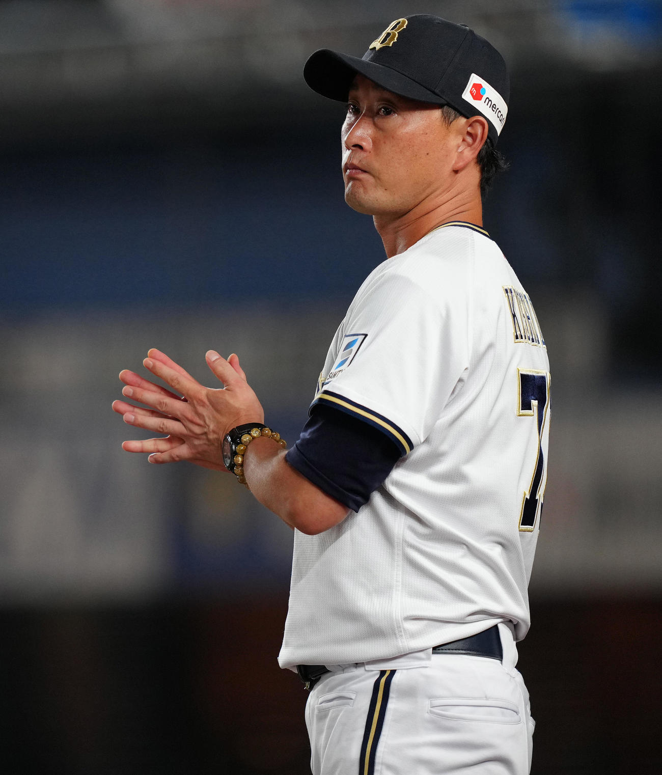 ロッテ対オリックス　ロッテに勝利し、ナインを迎えるオリックス岸田監督（撮影・鈴木みどり）