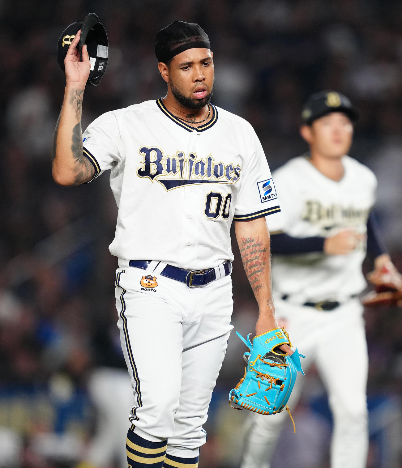 ロッテ対オリックス　5回裏を終え、浮かない表情でベンチへ戻るオリックス先発のエスピノーザ（撮影・鈴木みどり）