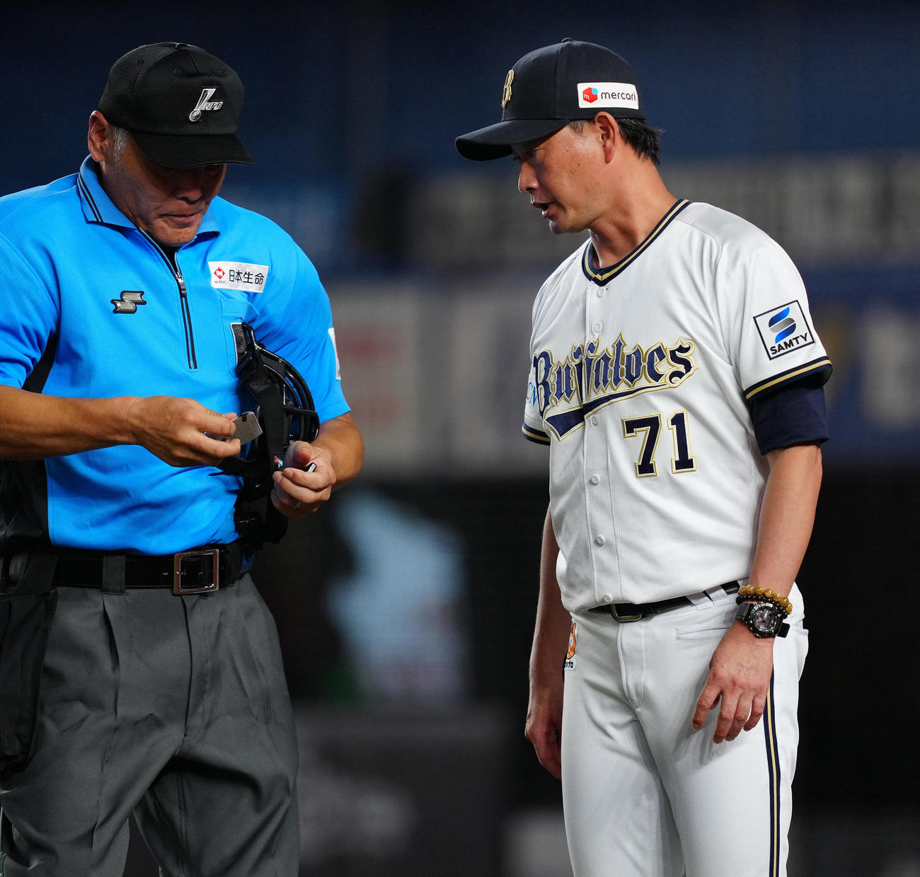 ロッテ対オリックス　7回裏の選手交代を告げるオリックス岸田監督（撮影・鈴木みどり）