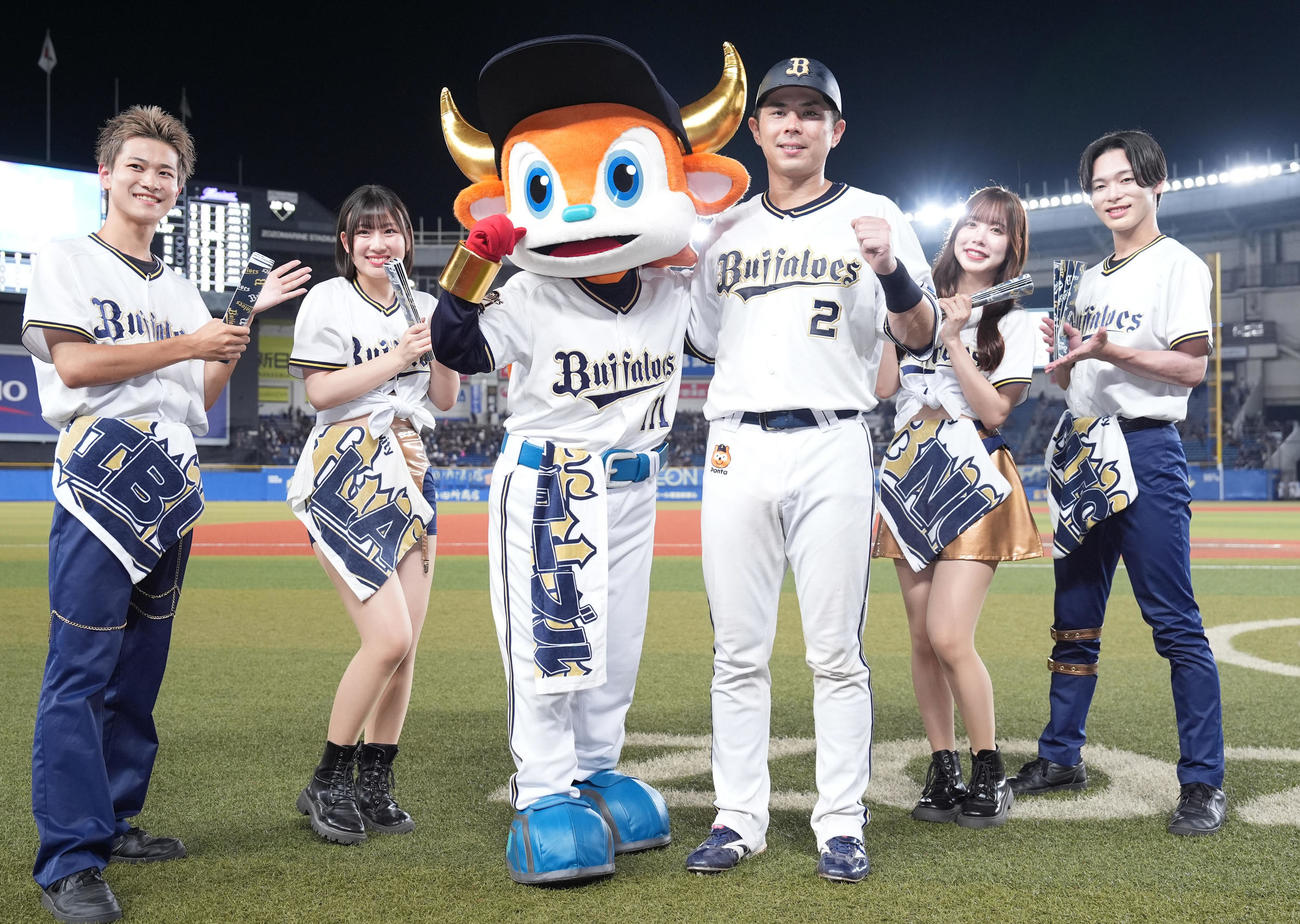 ロッテ対オリックス　ヒーローインタビュー後記念撮影で笑顔のオリックス若月（右から3人目）（撮影・鈴木みどり）