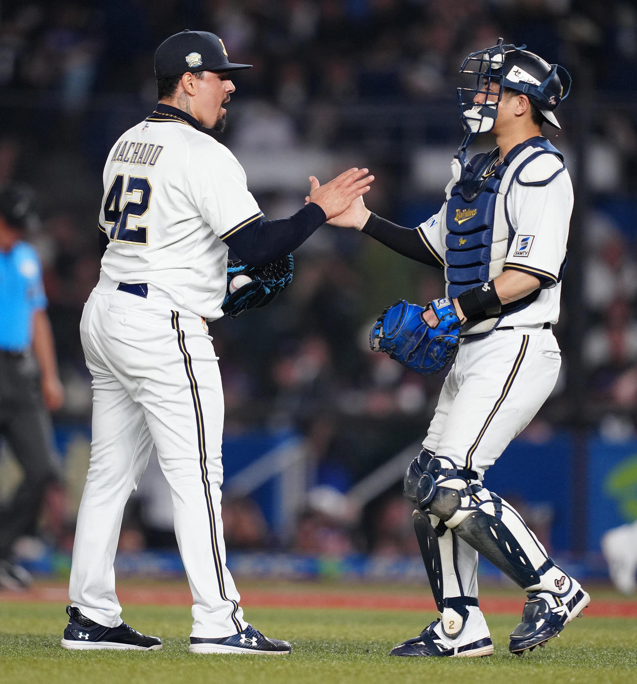 ロッテ対オリックス　ロッテに勝利しタッチを交わすオリックス若月（右）とマチャド（撮影・鈴木みどり）