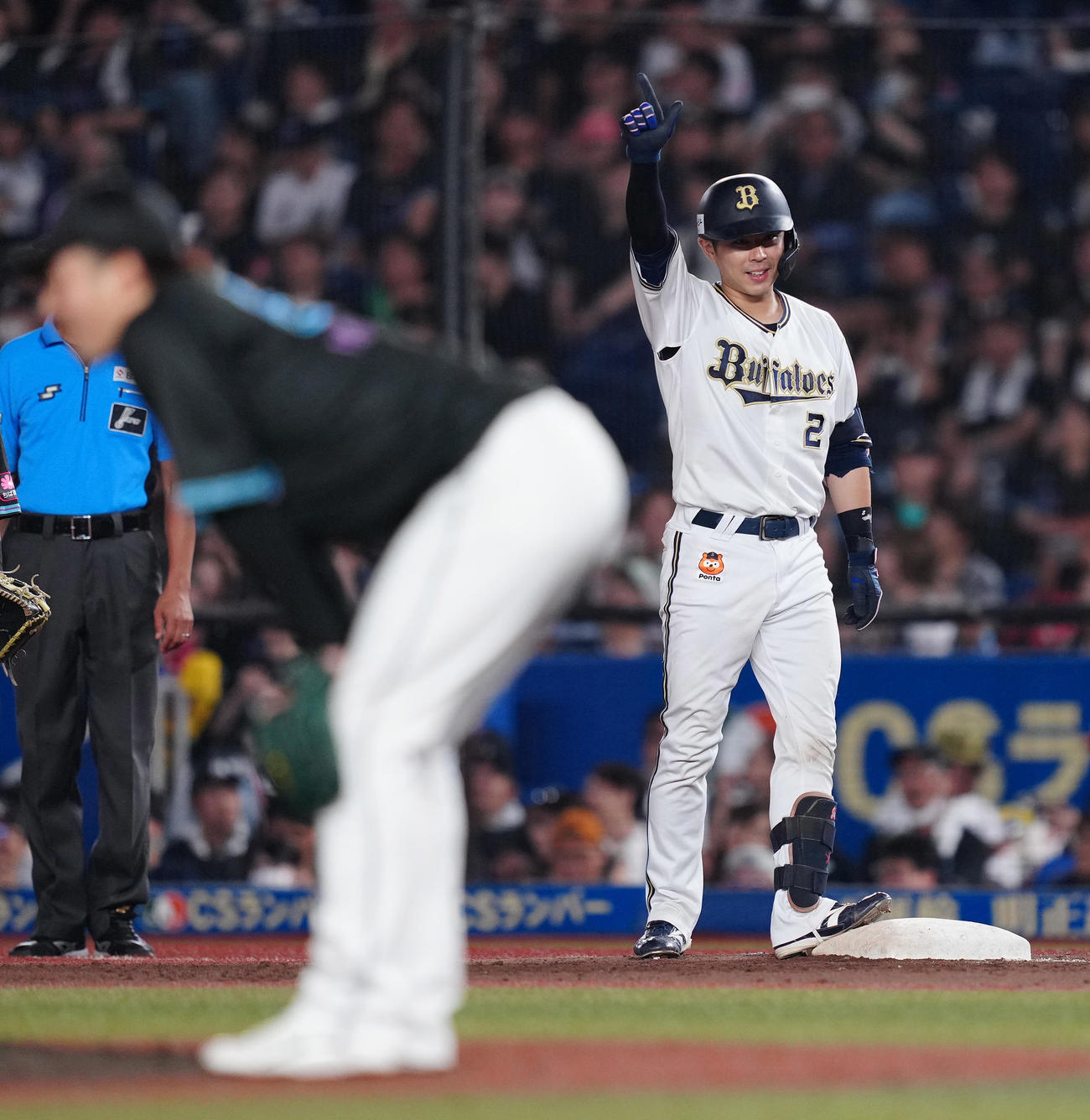 ロッテ対オリックス　8回表オリックス2死三塁、左前適時打を放った若月は右手を突き上げる（撮影・鈴木みどり）