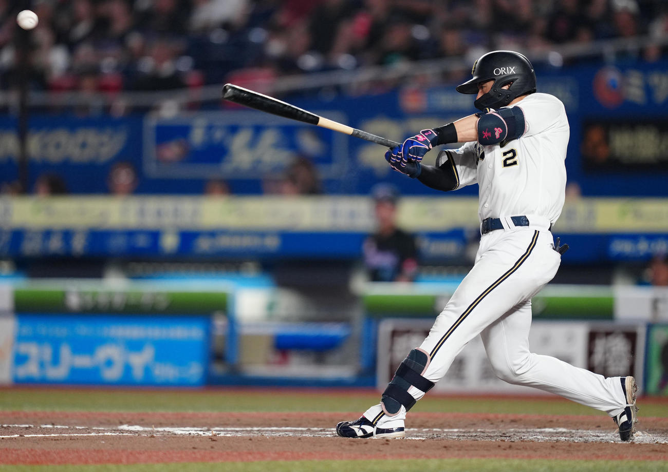 ロッテ対オリックス　8回表オリックス2死三塁、左前適時打を放つ若月（撮影・鈴木みどり）