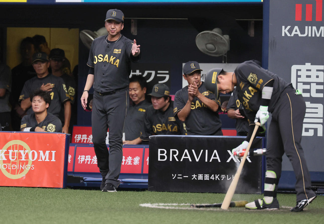 阪神対ヤクルト　8回裏阪神2死満塁、藤川監督（左）は代打木浪を告げる（撮影・宮崎幸一)