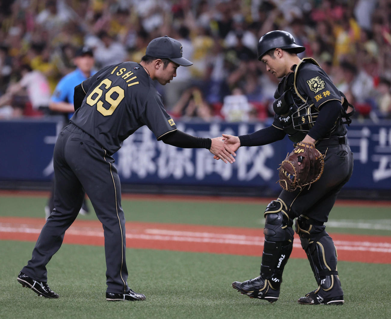 阪神対ヤクルト　最後を締めた石井（左）は坂本と握手を交わす（撮影・宮崎幸一)