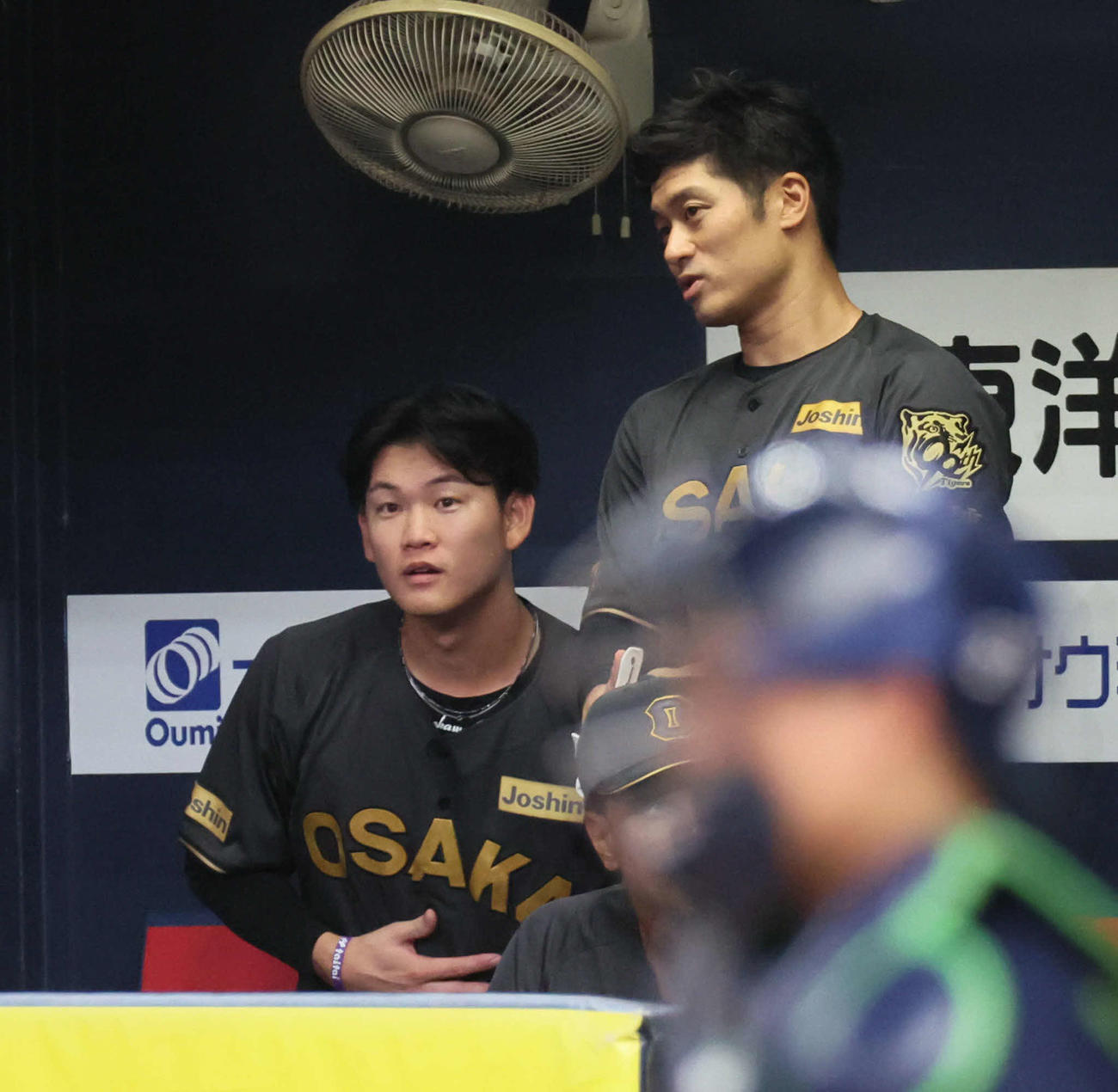 阪神対ヤクルト　8回表を無失点に抑えた及川（左）は坂本と話し合う（撮影・宮崎幸一)