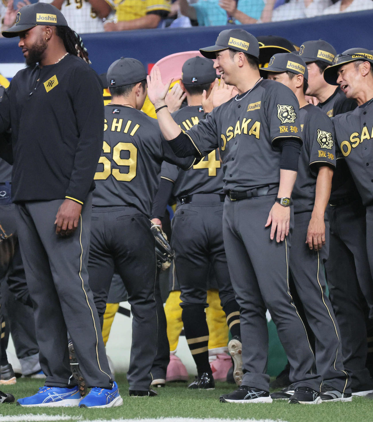 阪神対ヤクルト　最後を締めた石井（左）を迎える藤川監督（撮影・宮崎幸一)