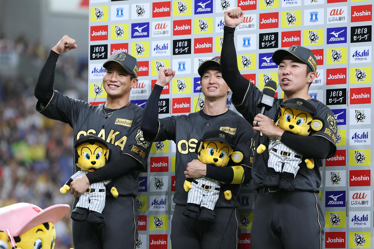 阪神対ヤクルト　お立ち台でポーズをとる、左から阪神木浪、近本、石井（撮影・前田充）