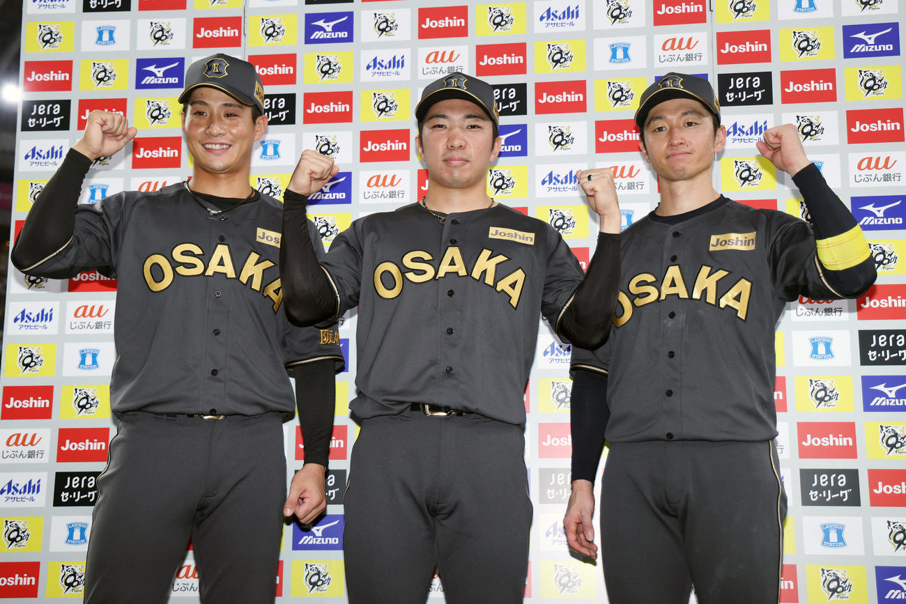 阪神対ヤクルト　お立ち台でガッツポーズする、左から阪神木浪、石井、近本（撮影・前田充）