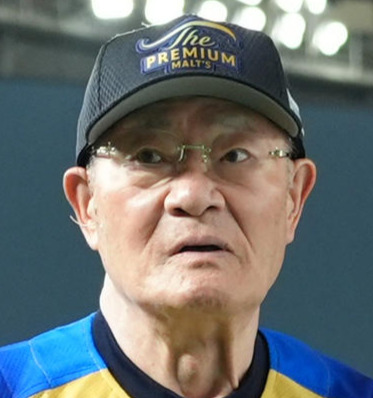 ザ・プレミアム・モルツ球団対ドリーム・ヒーローズ　試合前の練習を見守るザ・プレミアム・モルツ球団張本GM（2025年8月4日撮影）