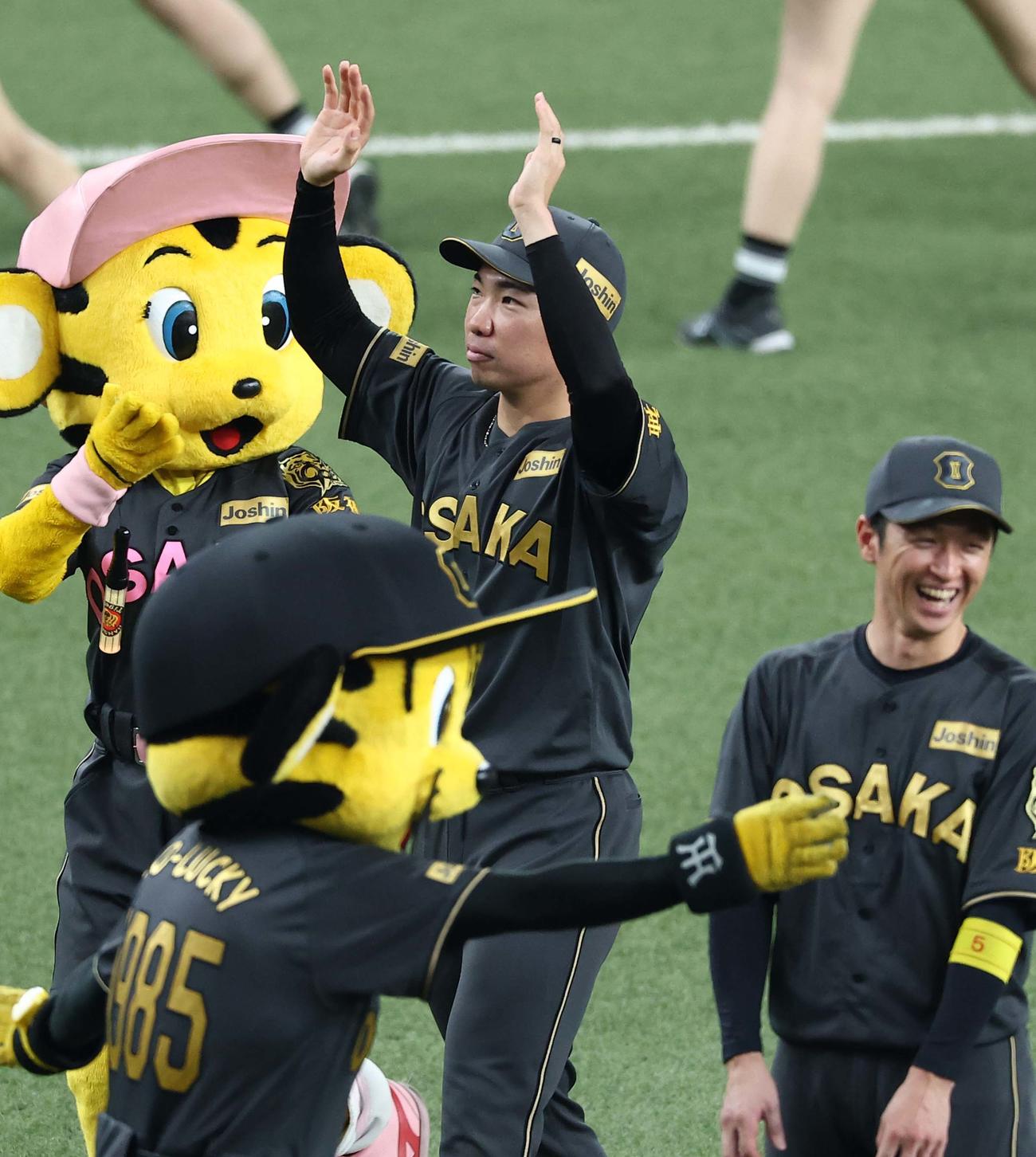 阪神対ヤクルト　38試合連続無失点を達成した石井はファンの歓声に手を上げて応える（撮影・上田博志）