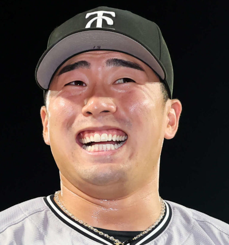 2025年5月ヤクルト戦　ヒーローインタビューで笑顔の巨人浅野