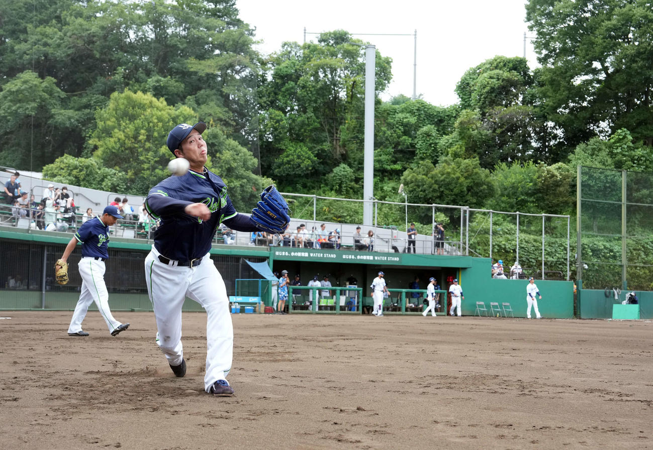 西武対ヤクルト　復帰登板を前に投球練習をするヤクルトの先発青柳（撮影・たえ見朱実）