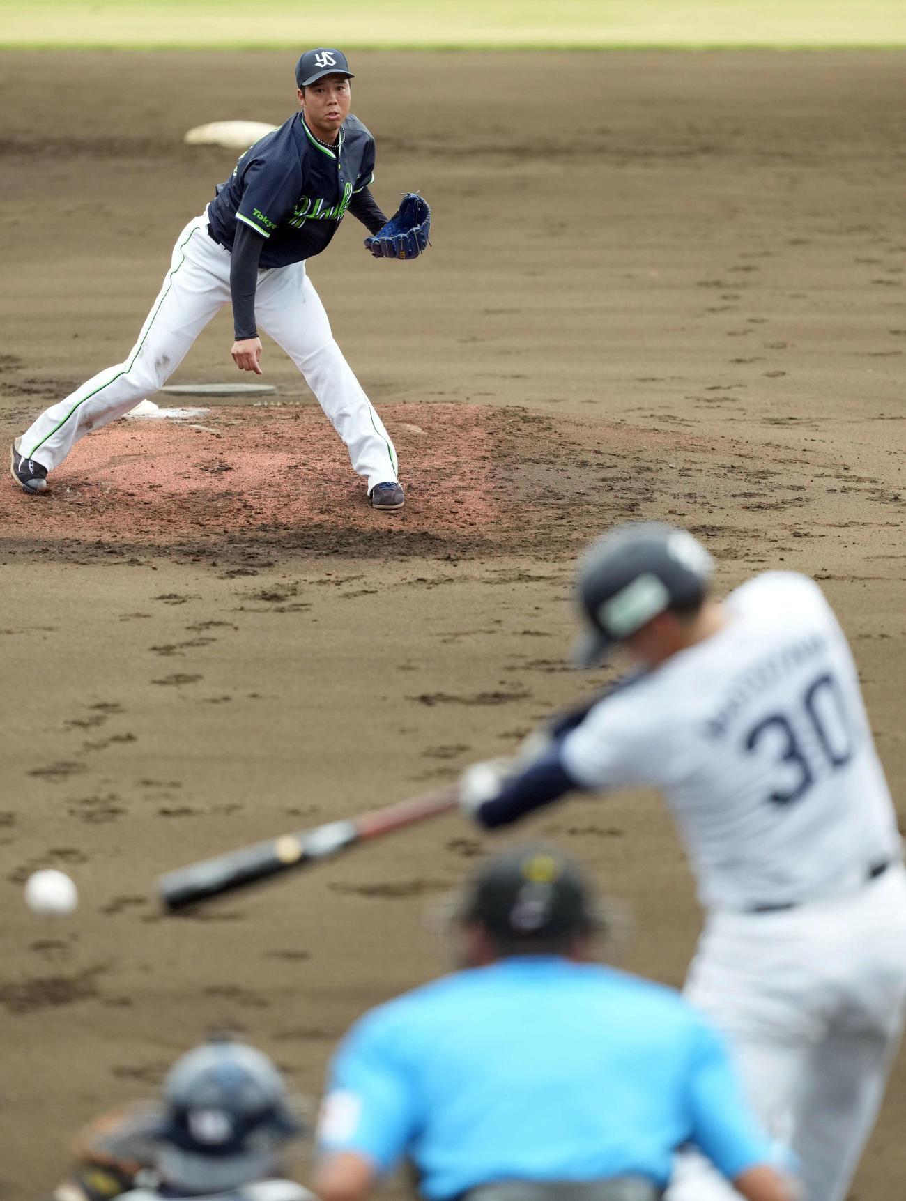 西武対ヤクルト　2回裏西武2死満塁、元山を遊ゴロに仕留めた先発青柳（撮影・たえ見朱実）