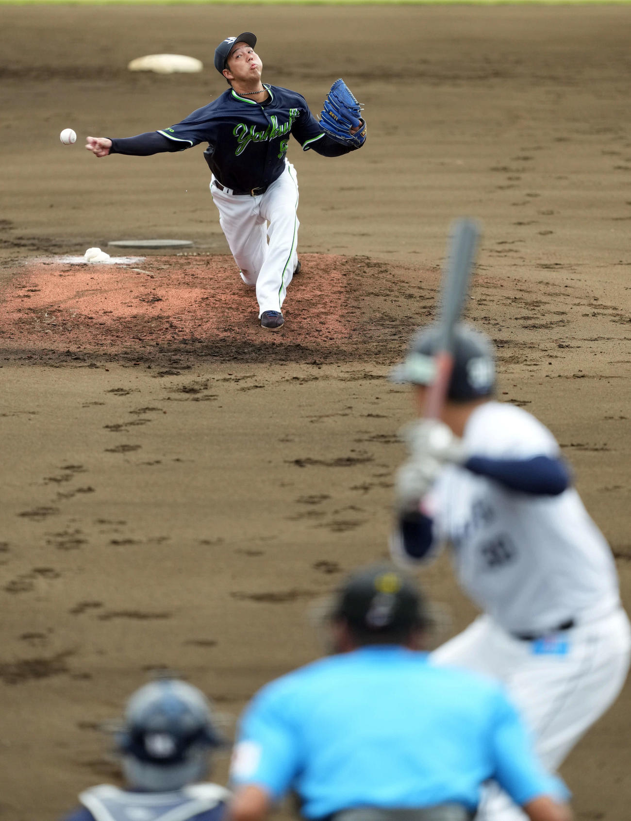 西武対ヤクルト　力投するヤクルトの先発青柳（撮影・たえ見朱実）
