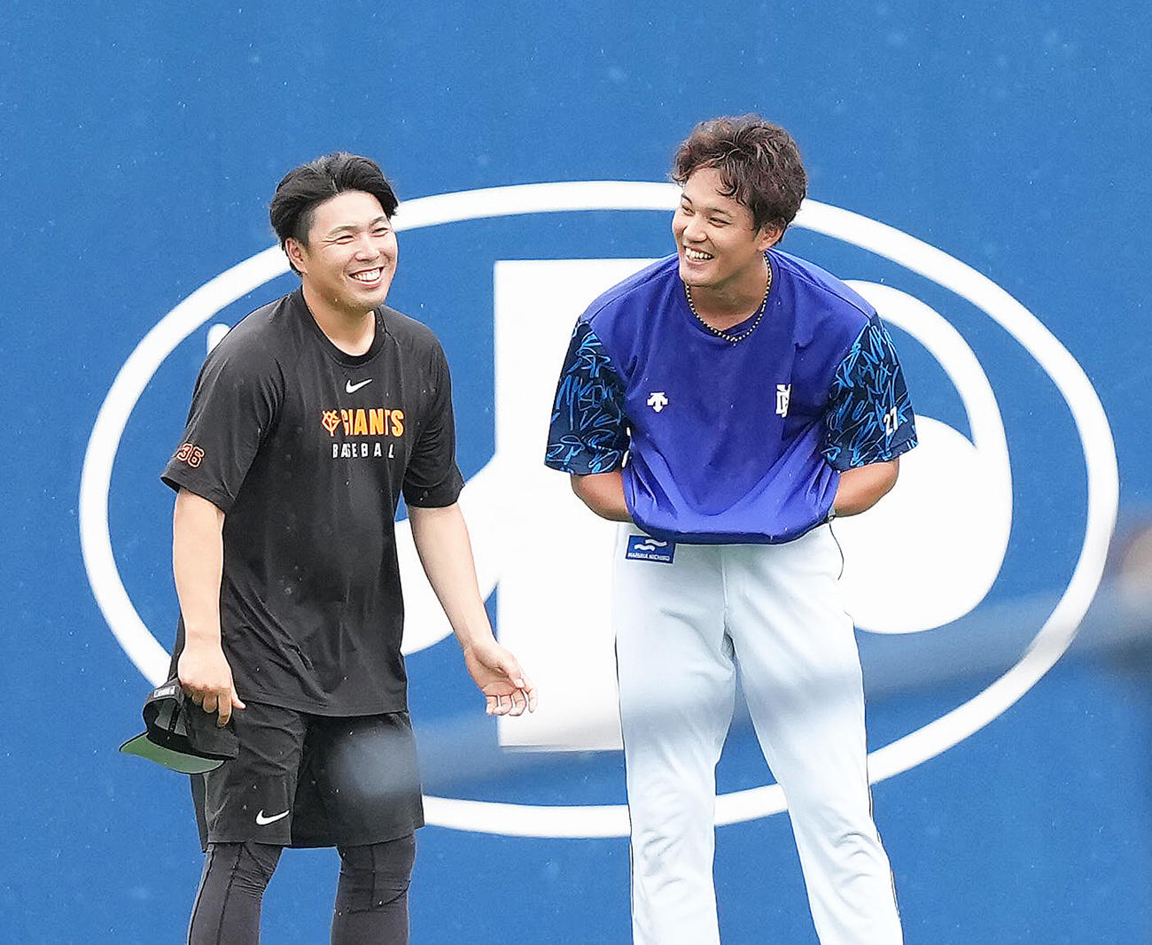 試合前、談笑するDeNA藤浪（右）と巨人馬場（撮影・足立雅史）