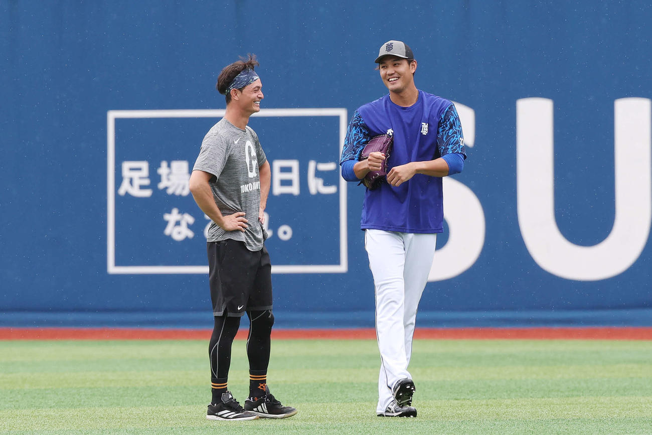 DeNA対巨人　試合前練習で談笑する巨人乙坂（左）とDeNA藤浪（撮影・宮地輝）