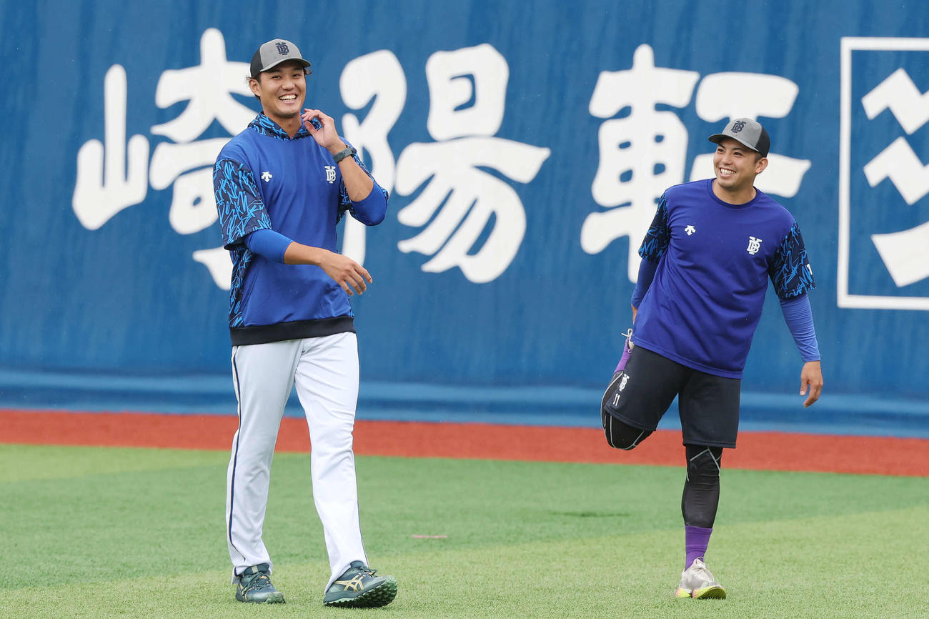 DeNA対巨人　試合前練習で笑顔を見せるDeNA藤浪（左）と東（撮影・宮地輝）