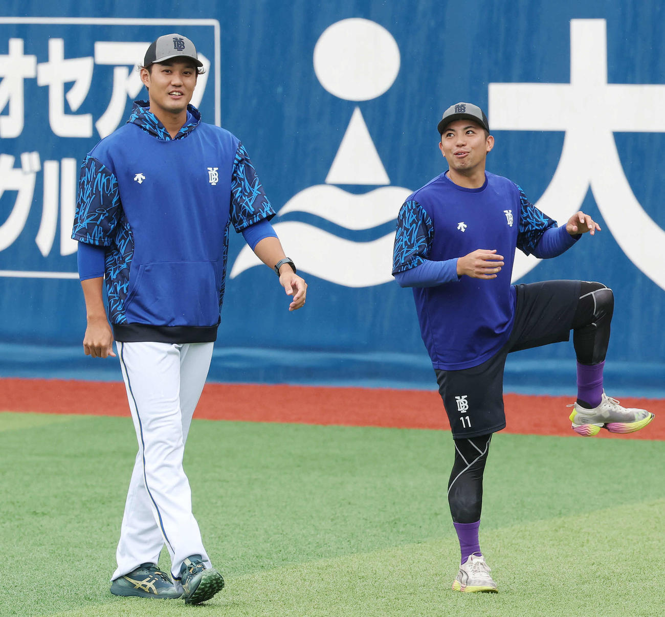 DeNA対巨人　試合前練習で笑顔を見せるDeNA藤浪（左）と東（撮影・宮地輝）