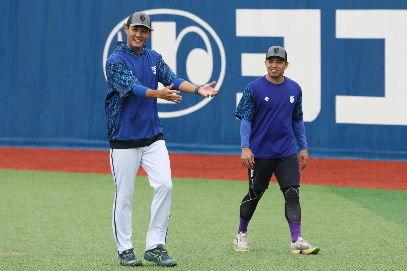 DeNA対巨人　試合前練習で笑顔を見せるDeNA藤浪（左）と東（撮影・宮地輝）
