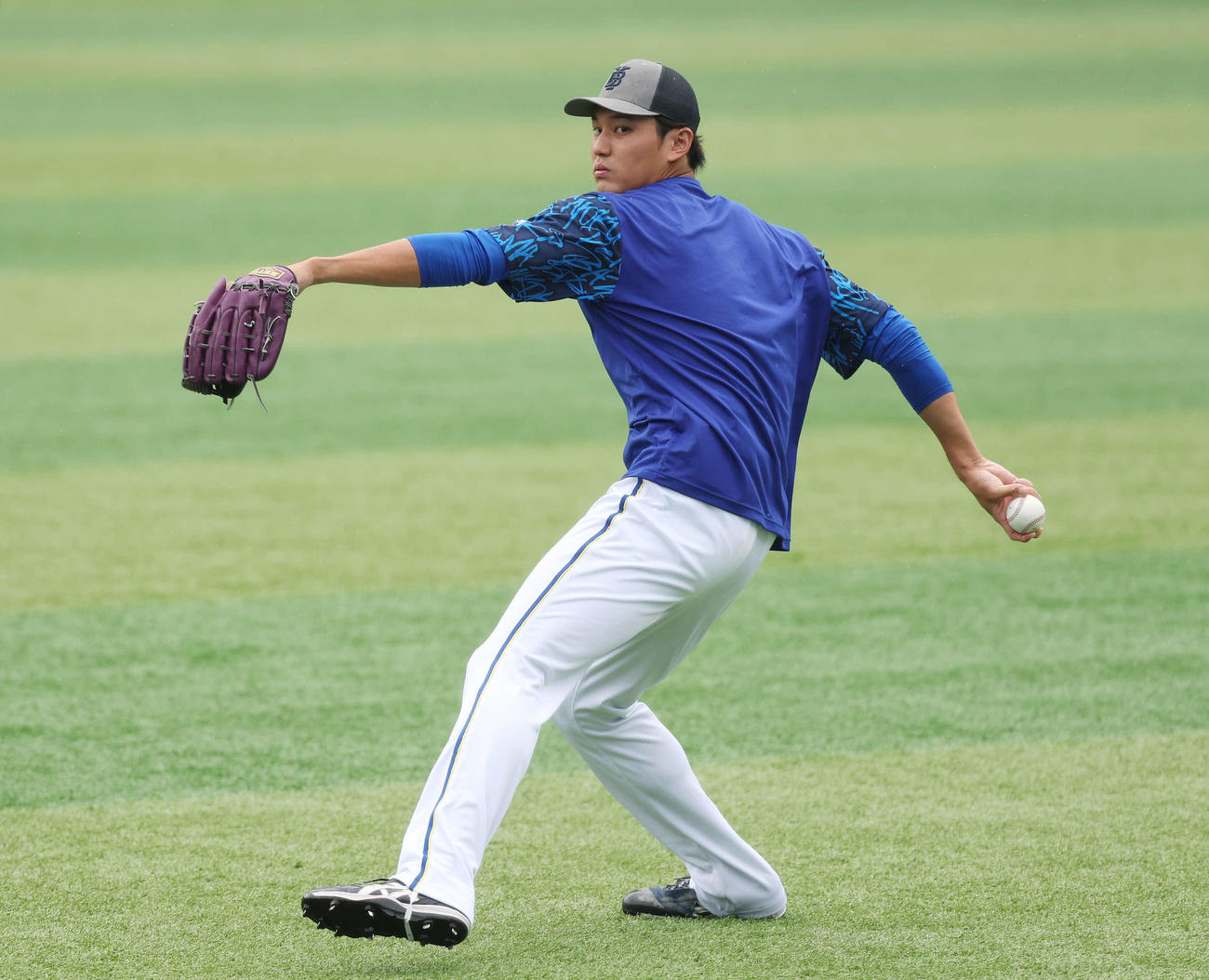 DeNA対巨人　試合前練習でキャッチボールするDeNA藤浪（撮影・宮地輝）