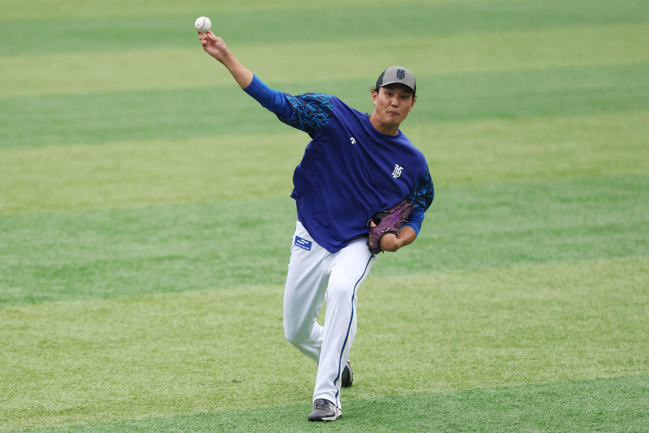 DeNA対巨人　試合前練習でキャッチボールするDeNA藤浪（撮影・宮地輝）