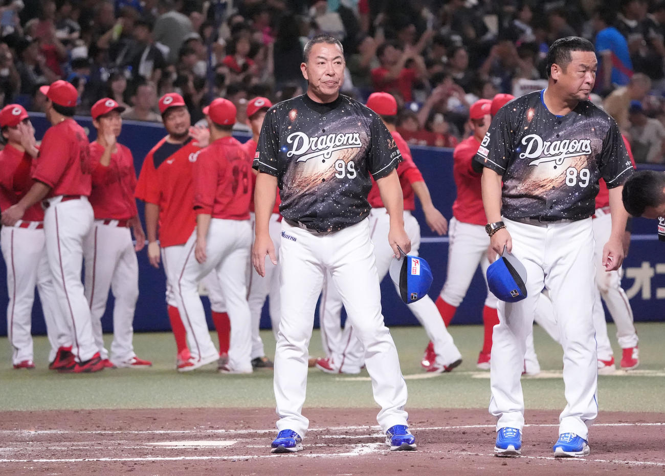中日対広島　試合終了、井上監督（手前・左）はスタンドの観客にあいさつをする（撮影・森本幸一）