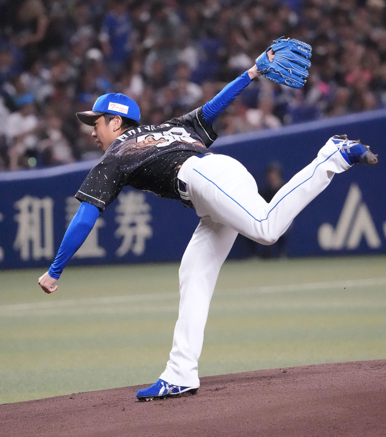 中日対広島　1回表、登板する中日先発の松葉（撮影・森本幸一）