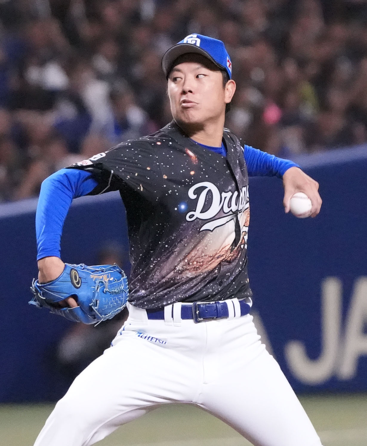 中日対広島　1回表、登板する中日先発の松葉（撮影・森本幸一）