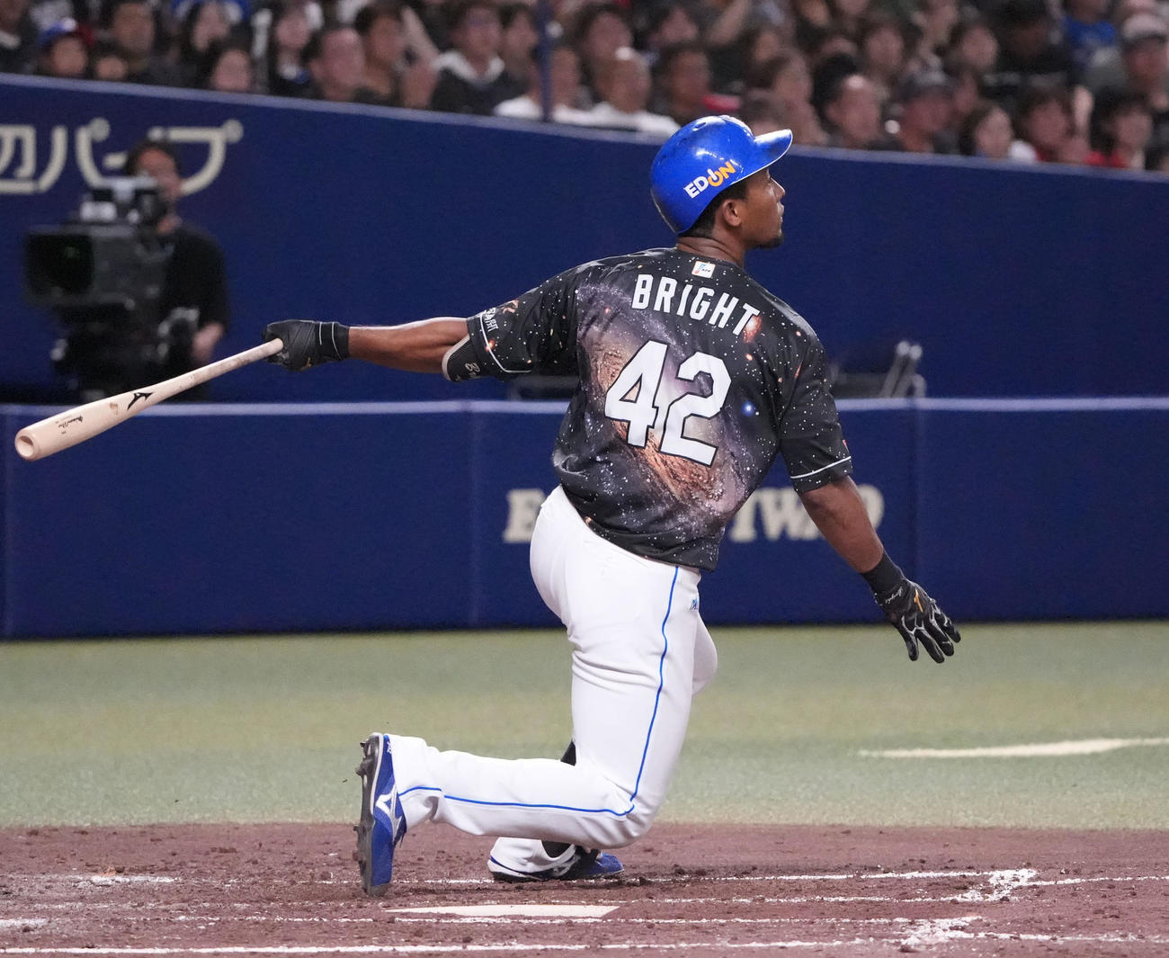 中日対広島　5回裏中日1死二、三塁、左前2点適時打を放つブライト（撮影・森本幸一）