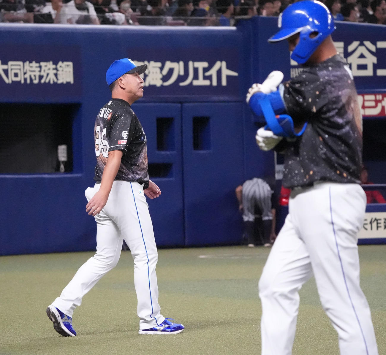 中日対広島　6回終了、井上監督（左）は選手交代を告げる（撮影・森本幸一）