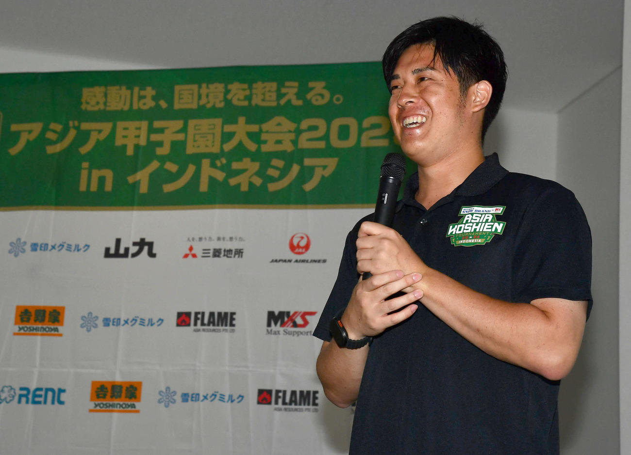 第2回アジア甲子園大会記者発表会見で質疑応答に笑顔で答える柴田章吾氏（撮影・岩下翔太）