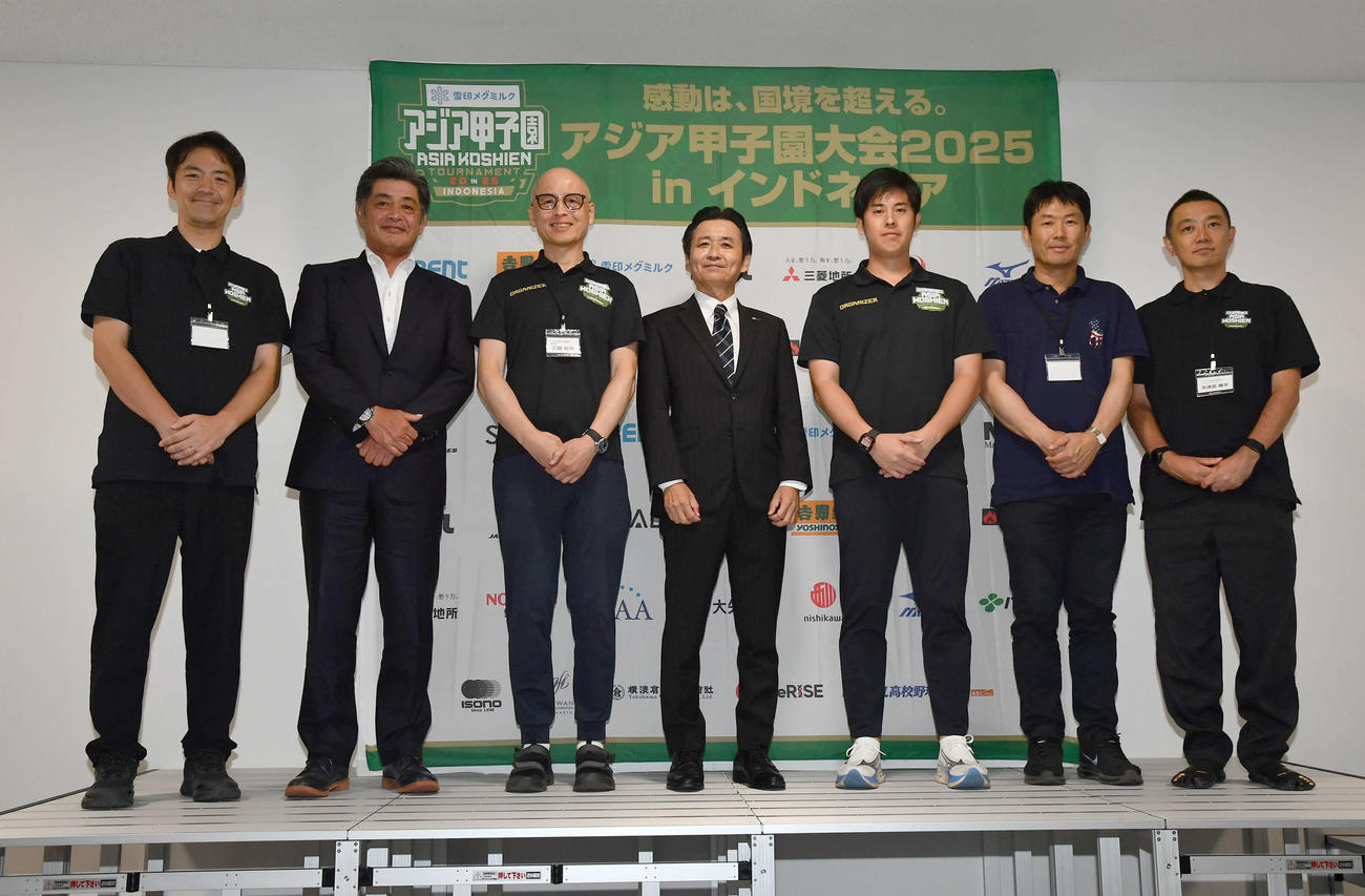 第2回アジア甲子園大会記者発表会見で集合写真に納まる工藤公康氏（左から2人目）、三田紀房氏（左から3人目）、柴田章吾氏（右から3人目）ら（撮影・岩下翔太）