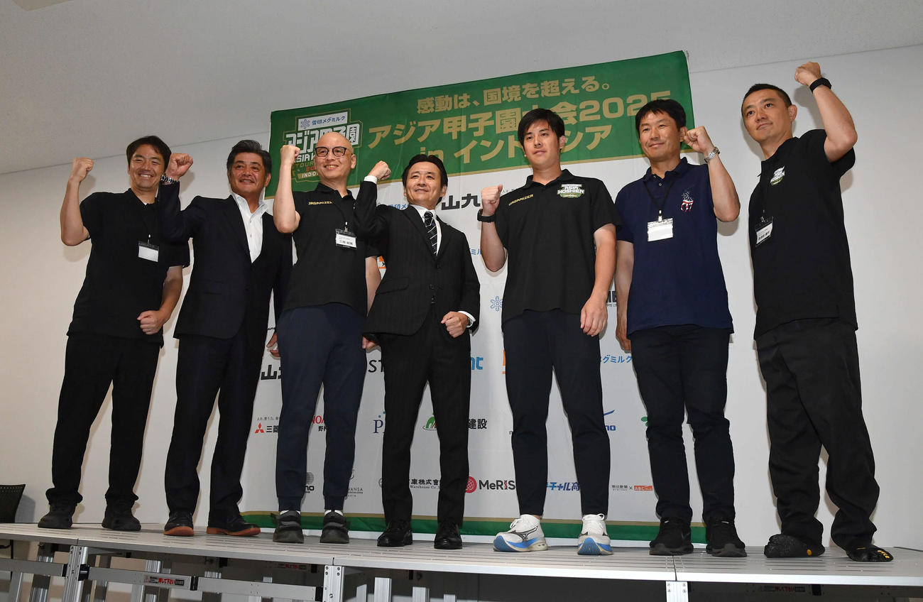 第2回アジア甲子園大会記者発表会見で集合写真に納まる工藤公康氏（左から2人目）、三田紀房氏（左から3人目）、柴田章吾氏（右から3人目）ら（撮影・岩下翔太）