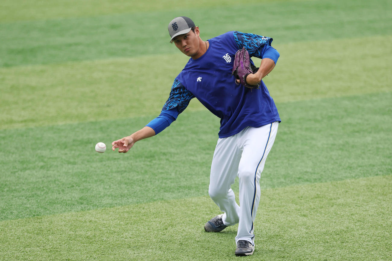 DeNA対巨人　試合前練習でキャッチボールするDeNA藤浪（撮影・宮地輝）