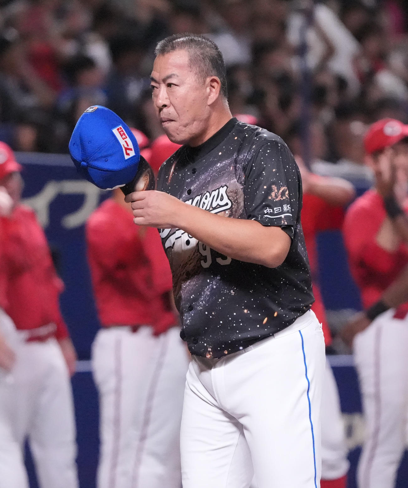 中日対広島　試合終了、井上監督はスタンドの観客にあいさつをする（撮影・森本幸一）