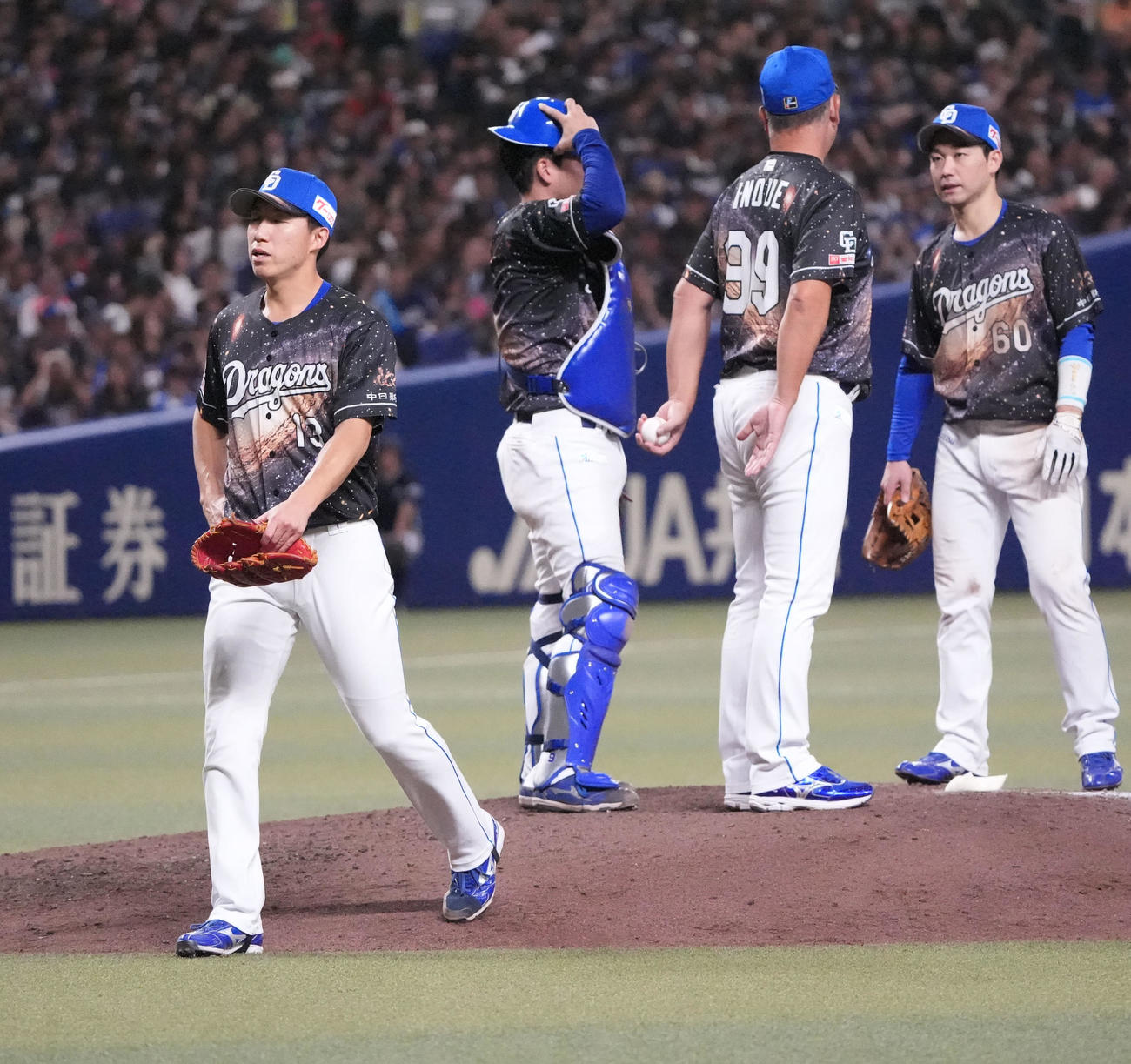 中日対広島　8回表広島2死二塁、橋本（左）はマウンドを降りる（撮影・森本幸一）