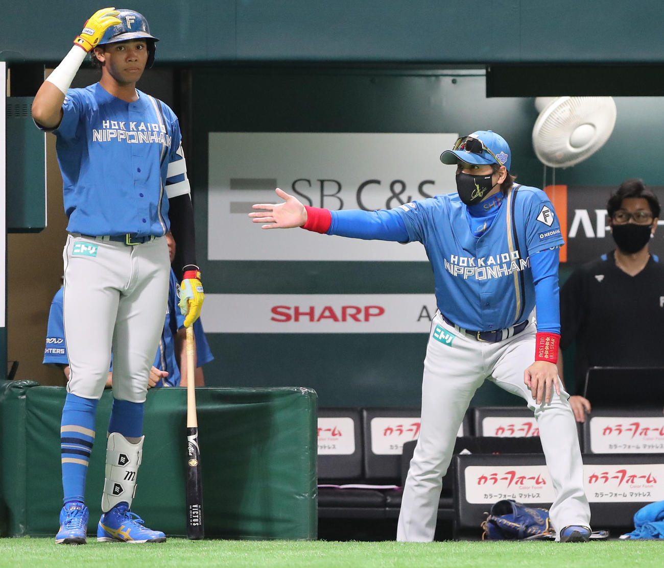 ソフトバンク対日本ハム　審判に代打を告げる新庄監督、左は水谷（撮影・梅根麻紀）