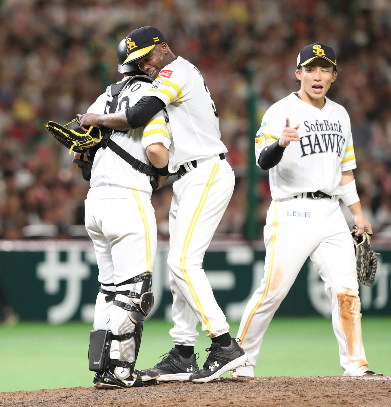 ソフトバンク対日本ハム　完封勝利を飾ったモイネロは海野と抱き合って喜ぶ（撮影・梅根麻紀）