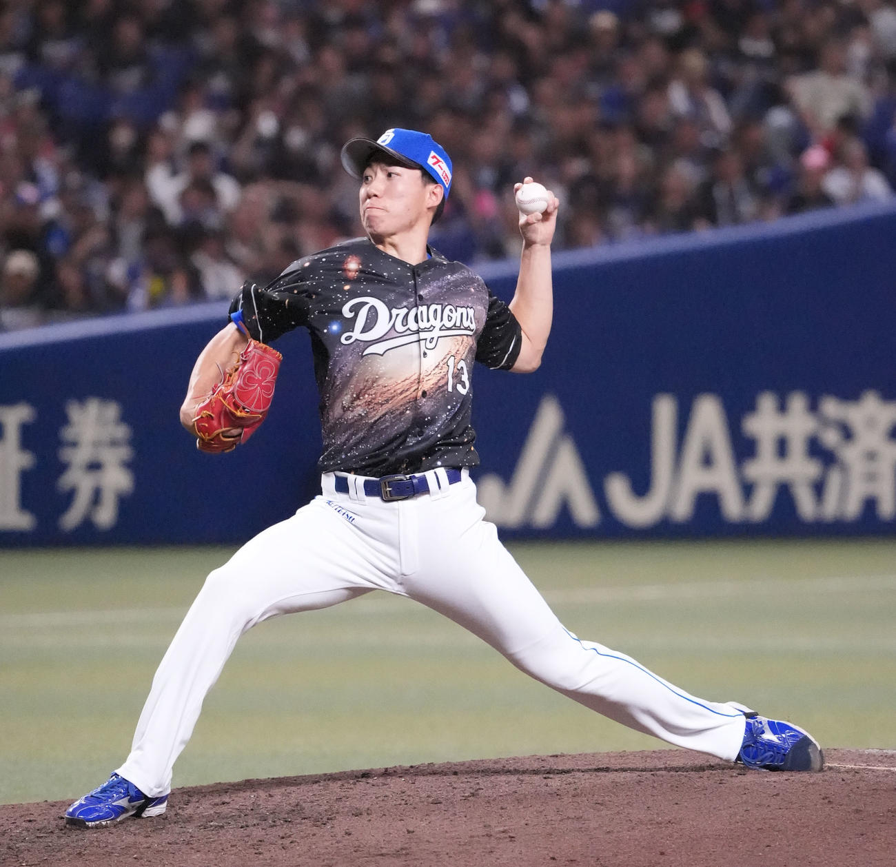 中日対広島　8回表、中日3番手で登板する橋本（撮影・森本幸一）