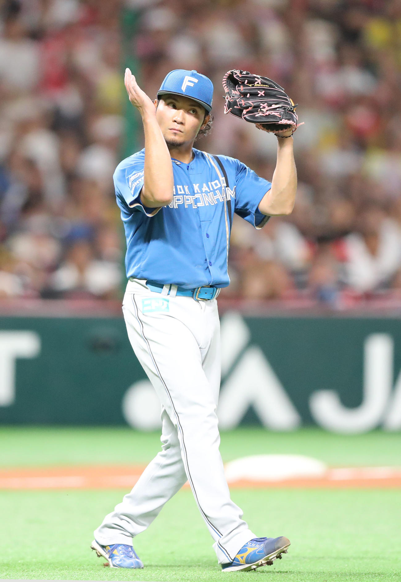 ソフトバンク対日本ハム　先発した伊藤は8回を投げ終えベンチに引き揚げる（撮影・梅根麻紀）