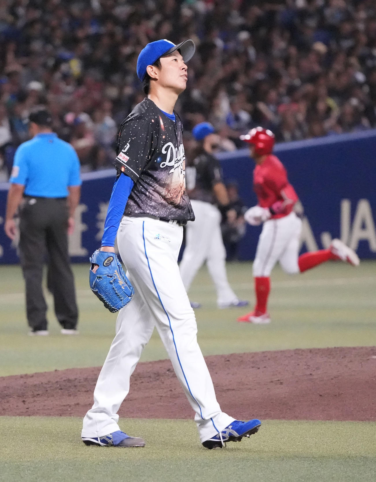 中日対広島　6回表広島1死一、二塁、松葉（左）は菊池に左越え3点本塁打を打たれる（撮影・森本幸一）