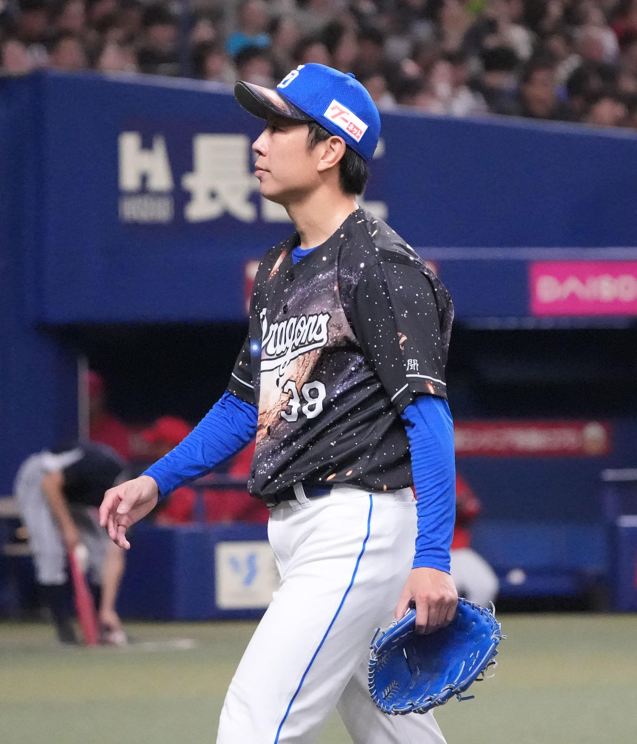 中日対広島　6回表終了、ベンチへ戻る松葉（撮影・森本幸一）