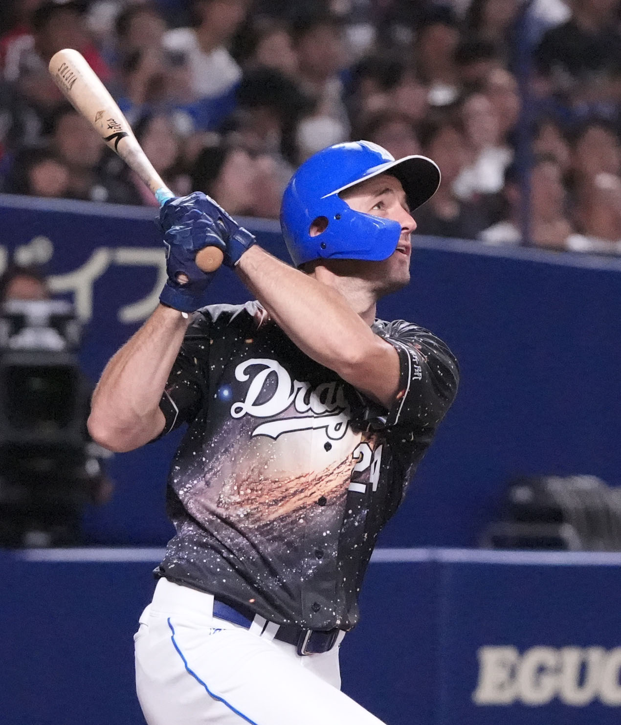 中日対広島　4回裏中日2死一塁、右越え2点本塁打を放つボスラー（撮影・森本幸一）