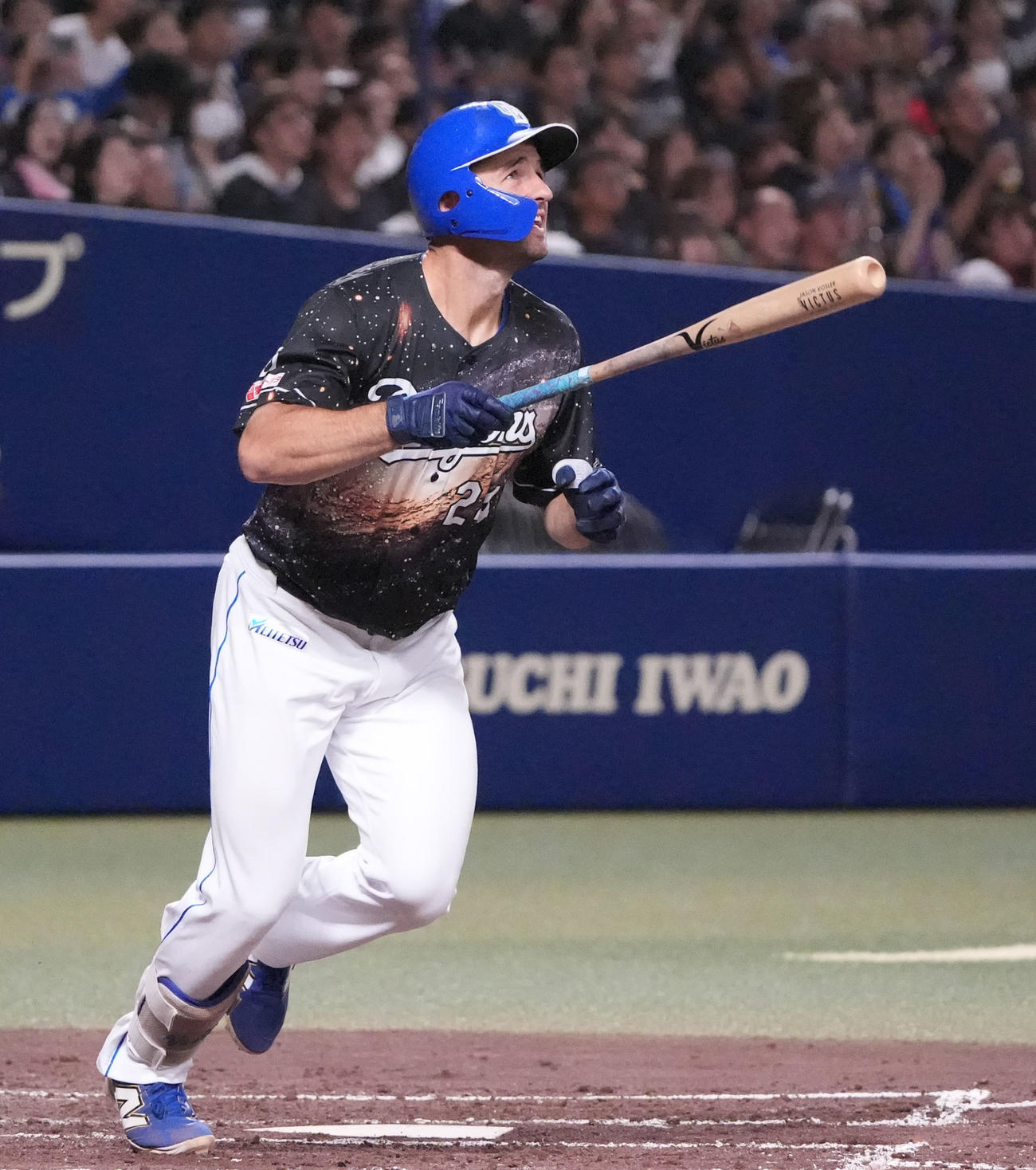 中日対広島　4回裏中日2死一塁、右越え2点本塁打を放つボスラー（撮影・森本幸一）