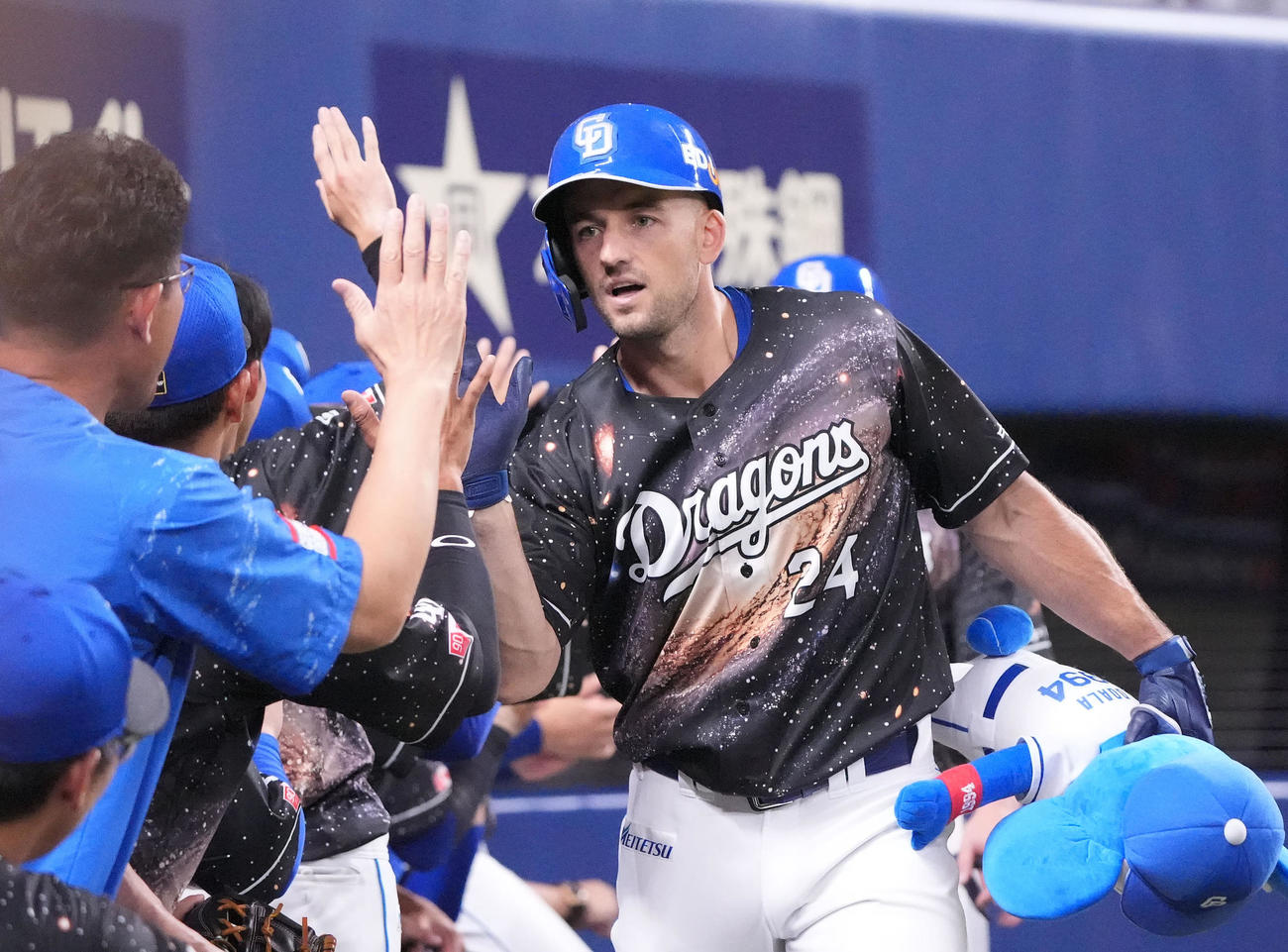 中日対広島　4回裏中日2死一塁、ボスラー（右）は右越え2点本塁打を放ちナインとタッチを交わす（撮影・森本幸一）