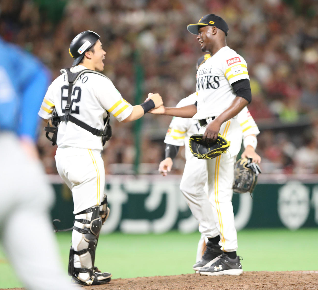ソフトバンク対日本ハム　完封勝利を飾ったモイネロは海野とハイタッチ（撮影・梅根麻紀）