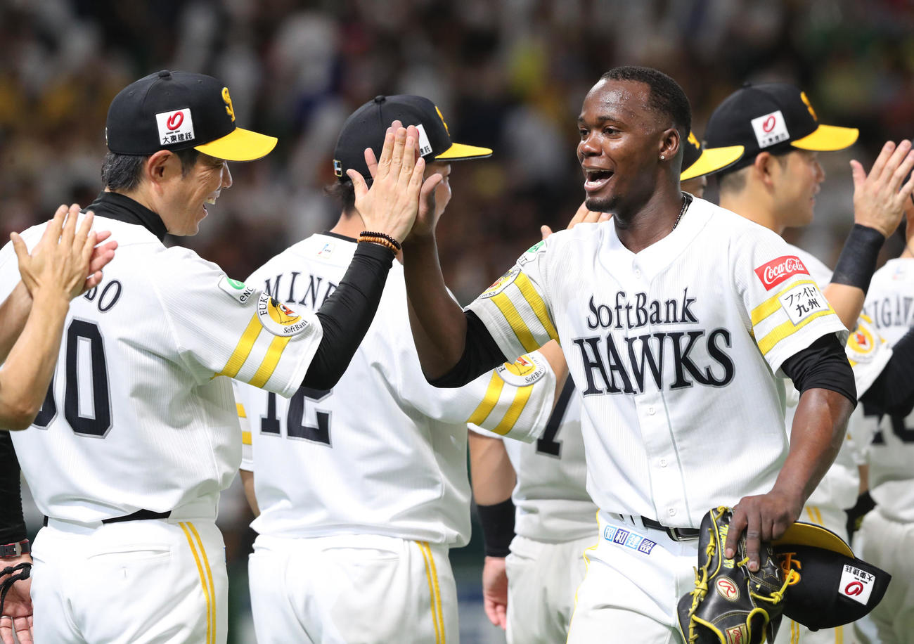 ソフトバンク対日本ハム　完封勝利を飾ったモイネロは小久保監督に出迎えられる（撮影・梅根麻紀）