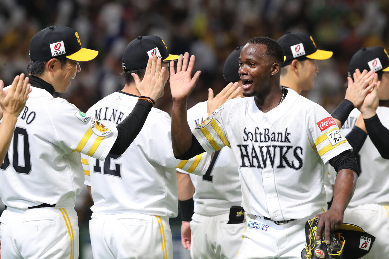 ソフトバンク対日本ハム　完封勝利を飾ったモイネロは小久保監督に出迎えられる（撮影・梅根麻紀）